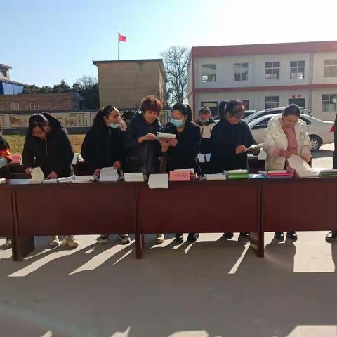 徐杨公义小学开展2021年冬季优秀作业展评活动