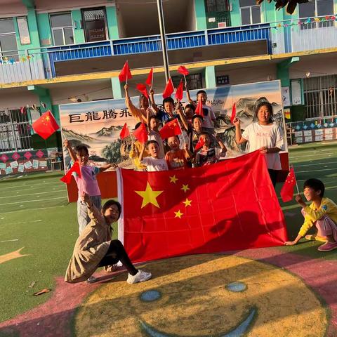 新店镇吴拐小学举行《建国73年，我和国旗合个影》活动