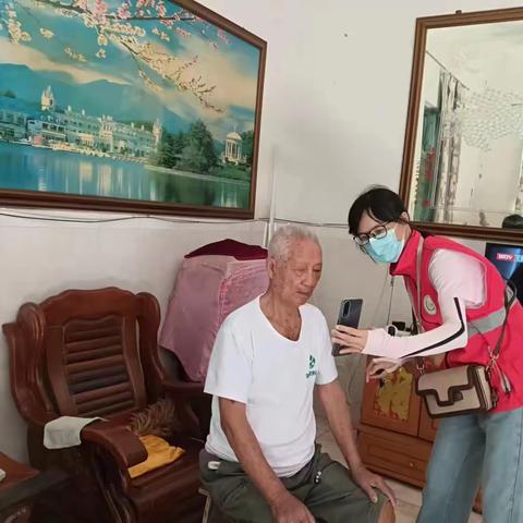 福民社区网格员入户为高龄老人办理人脸识别认证