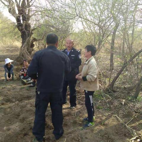 清原县英额门司法所下乡到柳木桥村调解土地纠纷，当场和解，按协议履行