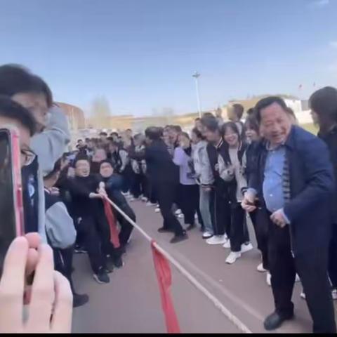 比出团结 赛出风采”---鑫飞中学高一年级拔河比赛