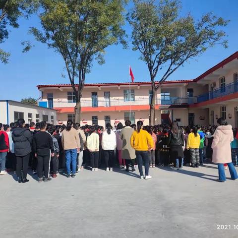 清苑区魏村镇王罗侯小学武爽校长为全体师生进行习近平“七一”重要讲话的宣讲