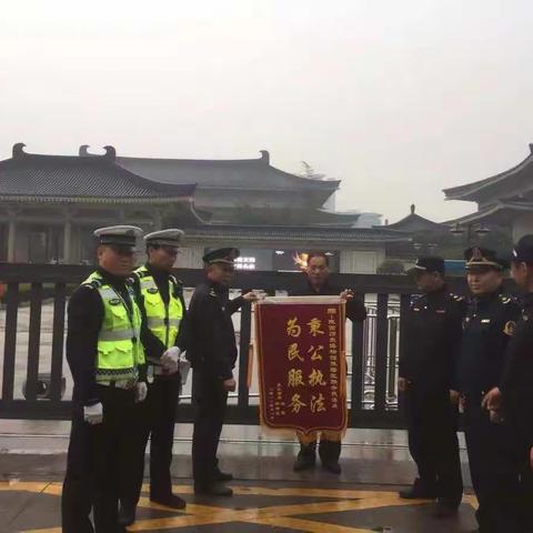《秉公执法为民服务》积极受理投诉，为群众排忧解难。