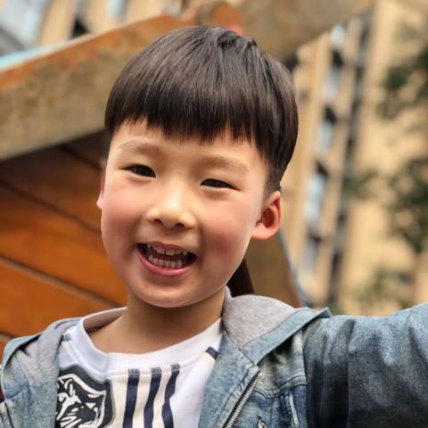 春天适合努力和拥抱，也适合和孩子们嬉笑玩闹，愿人随春好，春与人宜。