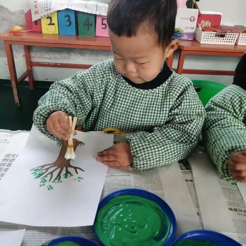 鲍市邑幼儿园小班活动~棉签画《大树🌳》