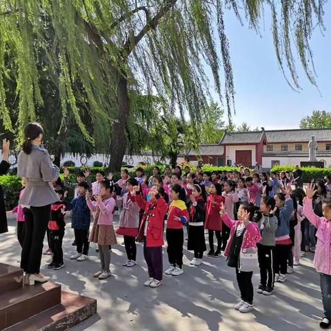 咏唱经典美文 争做博学少年