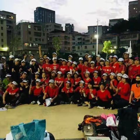 南湾街道新洲文体广场健身服务点11月29日晚上在教学广场举办曳步舞、广场舞交流会圆满成功！