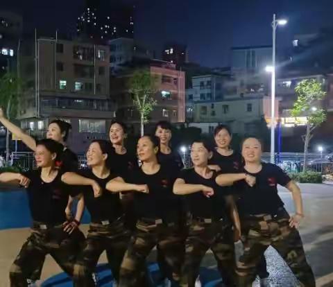 南湾街道新洲文体广场健身服务点7月份公益推广红歌舞教学成果展示！