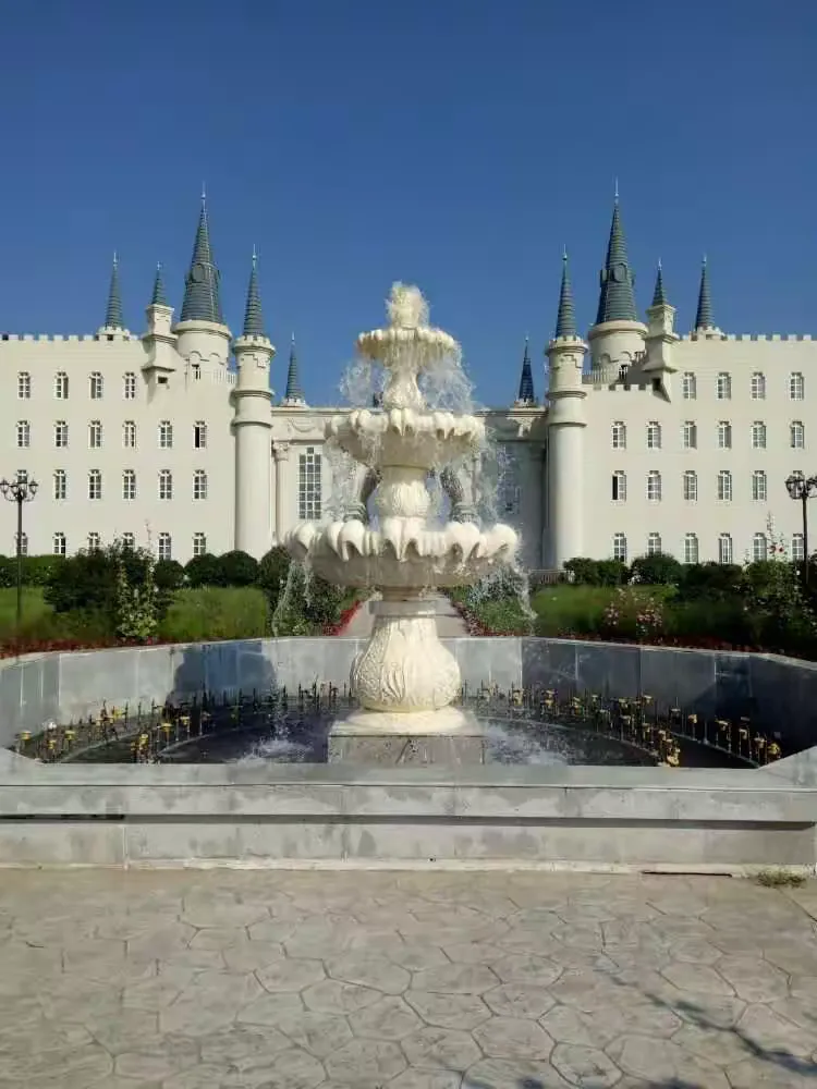 岱海城堡酒店是由一组巴洛克式建筑组成欧式风格酒店