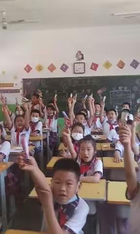 实验小学泓馨阁“六一快乐，好书推荐”活动