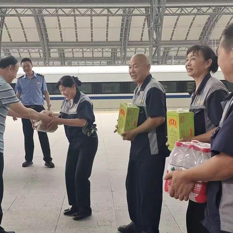 高温送清凉     关怀润人心