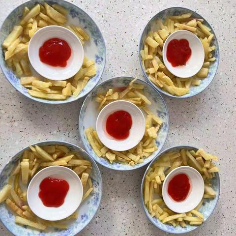 六街镇中心幼儿园食育活动中三班《炸薯条》