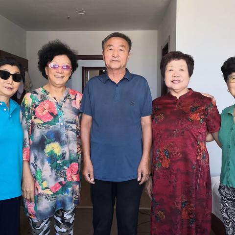 王府一队兄弟姐妹情深，欢聚一堂亲情友谊长久！