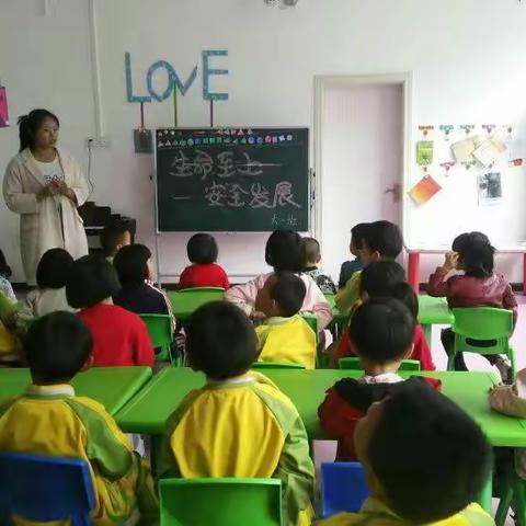 碧海幼儿园提醒你雷雨天气注意事项