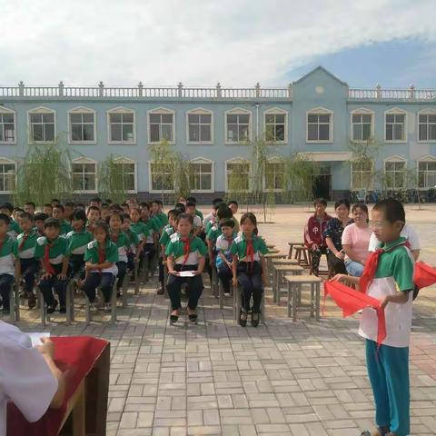 古城镇代南小学以喜迎第三十四个教师节活动为中心的国旗下讲话。