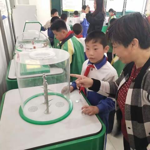 戴南小学组织师生参观流动科技馆，激发科学求知欲