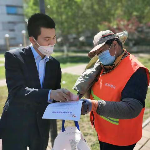 致敬劳动者”—建行唐山开平支行开展劳动者港湾“五一”活动