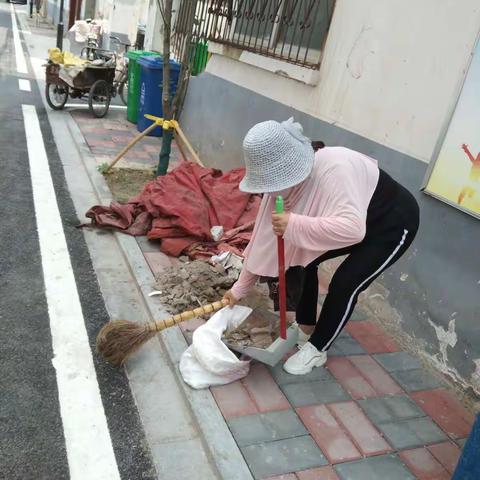 午朝门社区07网格创文创卫进行时，在辖区内打扫卫生