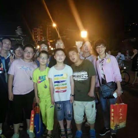 一桥春色在江南，杨柳初展意犹寒。燕飞夕阳里，迭荡暮色，留连青萍，万里河山……