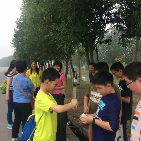 江南好，风景旧曾谙，日出江花红胜火，春来江水绿如蓝，能不忆江南？
