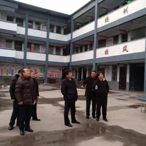 教体局王局长到真源办事处第二小学检查工作