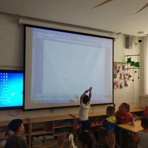 孩子们寻找影子的足记很快乐