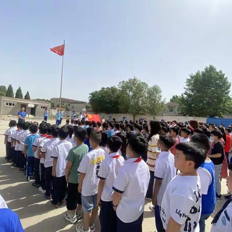 李郎小学“童心向党”系列活动之——“我和党旗合个影”、“我和党旗宣誓”活动