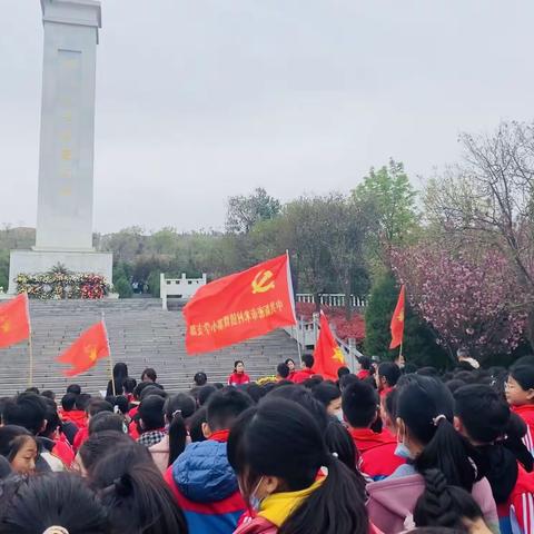 新密市米村镇贾寨小学开展清明节祭扫烈士陵墓主题教育实践活动