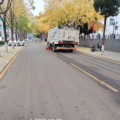 深秋落叶黄    环卫工人清扫忙