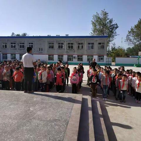 王楼镇黄寺小学“向国旗敬礼”活动总结