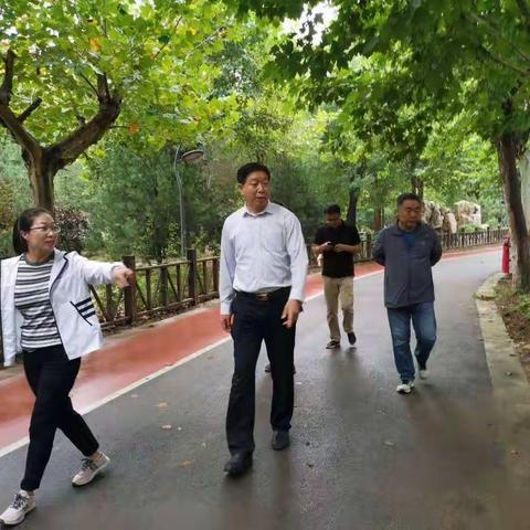 新华园林创城在行动:绿化大队机关干部职工到分包公园进行创卫工作。