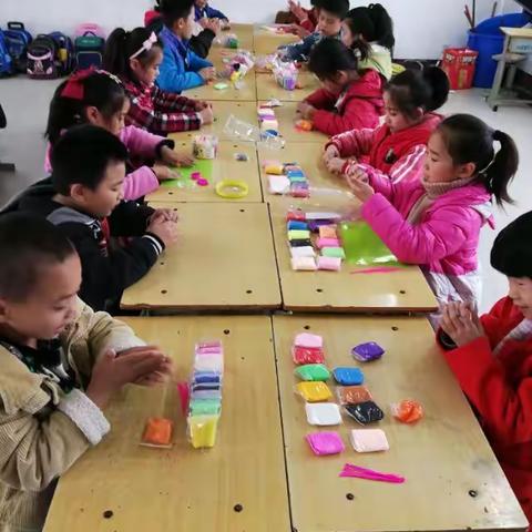 大坞镇和福小学为开展校园丰富多彩的生活，培养孩子们的兴趣，开展课后社团小活动。