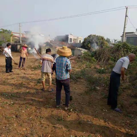 为了迎接县的单位检查，接受县领导地批评，镇片长秦德胜、组长廖志军组织邦浪村委会大力清理垃圾。