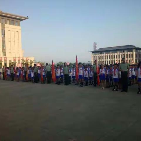 手拉手，夏日惬意行