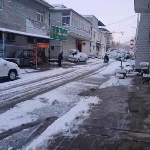 小杨庄村为了安全出行，男女老少带头铲雪暖人心