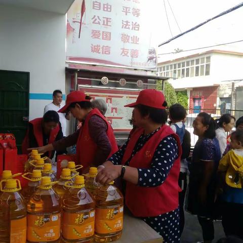 小杨庄村民热热闹闹过中秋