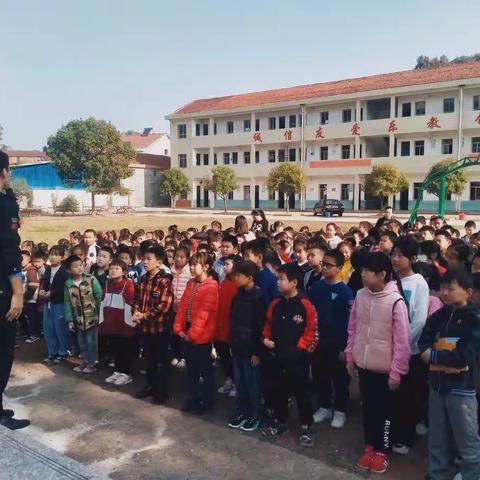 “消防安全记心间”——龙湾小学师生消防知识课活动
