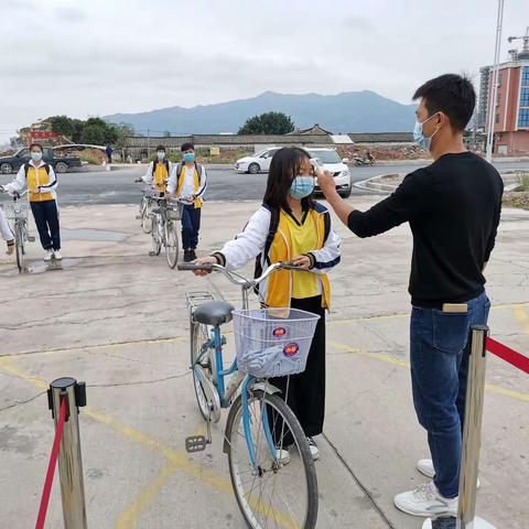 登岗镇吕畔初级中学开展校园新冠肺炎疫情防控应急处置演练活动