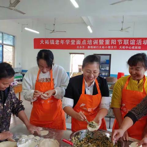 暖暖好时光，浓浓敬老情!老年学堂里的节日祝福!