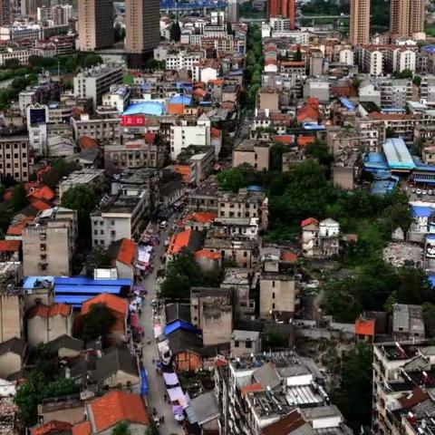 《三街印象》三街历尽了时代的变迁，随着改革开放的步伐，即将脱去旧装换上新颜，别了老三街。