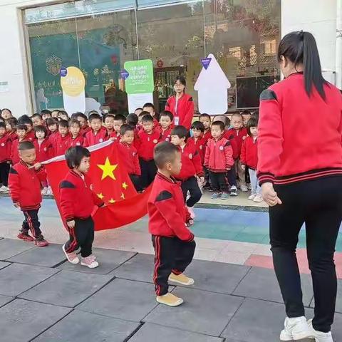 小天使幼儿园周一的升旗仪式——小班的小小升旗手踏着萌萌的步伐缓缓走来……美好的一周又开始啦