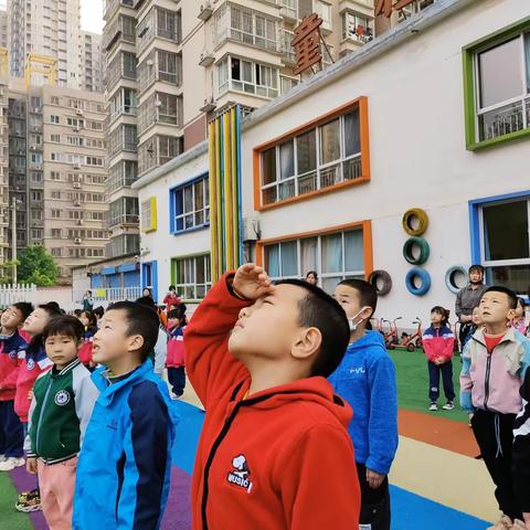 升旗 | 太阳升起的光芒，是“我们”心中炙热的火焰