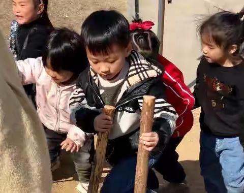 玩转小山坡—中三班户外体能区的游戏故事