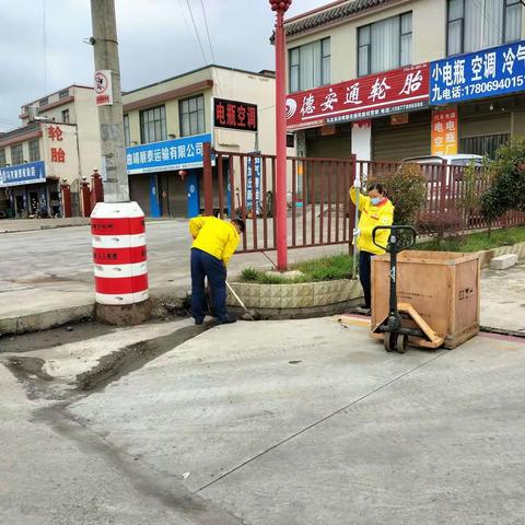 马龙天弘加油站开展防洪防汛排查工作