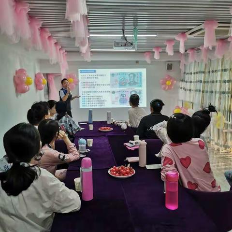中国建设银行南宁高新安吉万达支行为新版人民币“打Call”