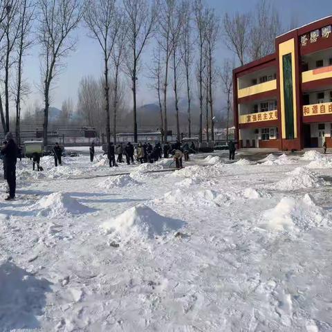 清除积雪保安全 家校携手暖心窝 —葛公小学扫雪活动纪实