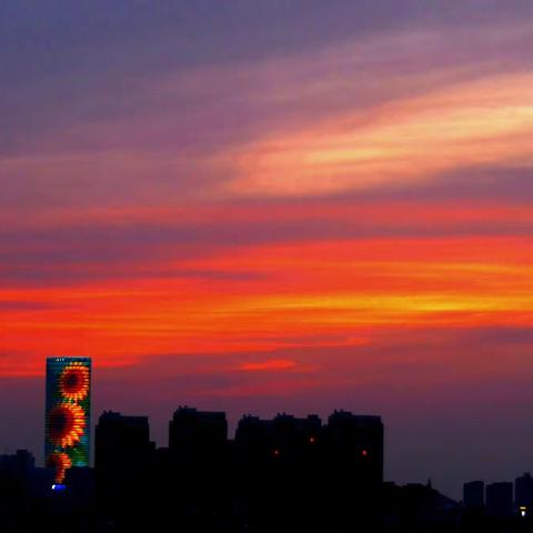 太阳落山了，天空更美丽