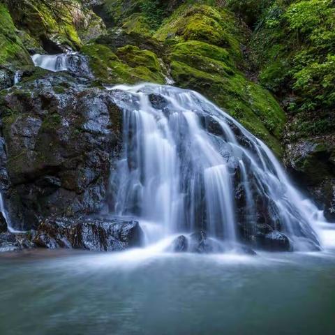 峡谷瀑布群