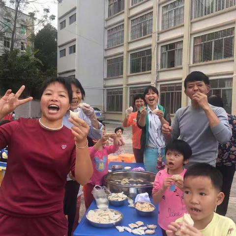 扶参小学幼儿部举行“庆祝元旦，迎新年-----包饺子”亲子活动                               2018年12月26日