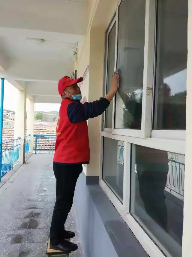 花儿正开 静候你归 阳城县西河中学党支部